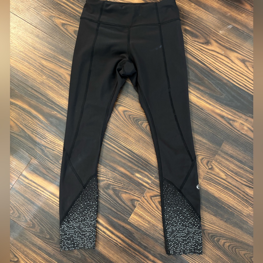 lululemon athletica leggings, reflective dotted detail, scalloped edges